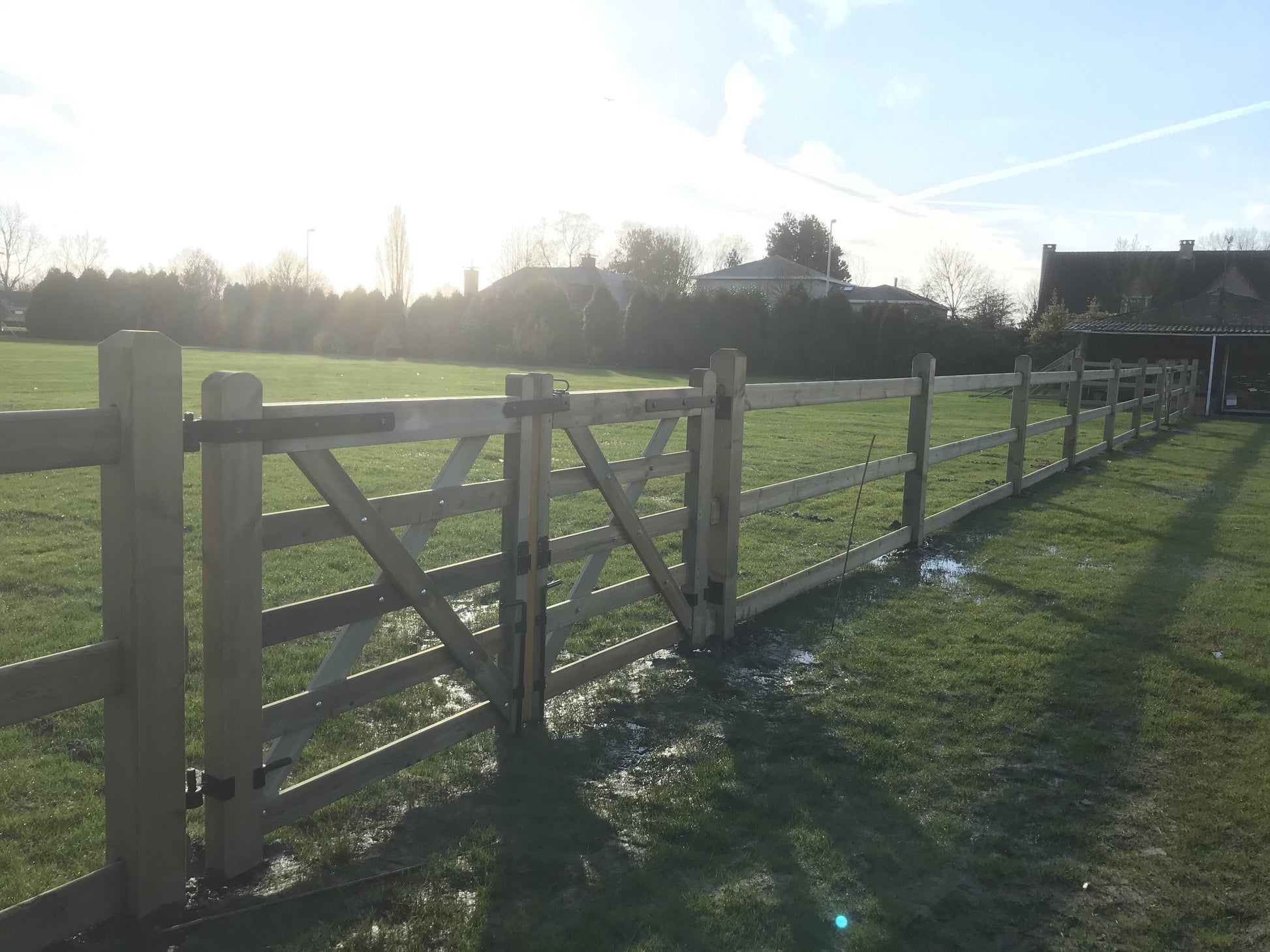 houten-paardenomheining-goedkoop-vierkante-palen-3-liggers-houten-weidepoort-kwaliteit-houtstock-jadimex-farmfence-schuilhokken-palenboer-scharnieren-grondgrendel